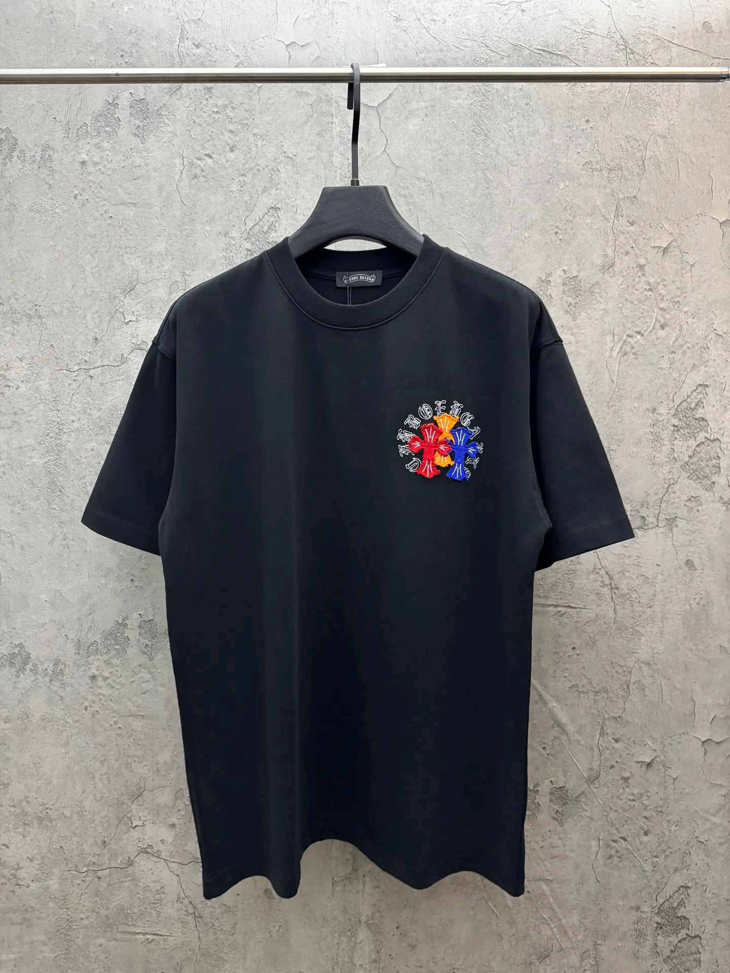 P180 top version, real shot without P, ​​different from market currency) 𝗖𝗵𝗿𝗼𝗺𝗲 𝗛𝗲𝗮𝗿𝘁𝘀/Croxin 2026 spring new original single counter American laser burnt patch embroidered couple short sleeves 👑The highest version! Customized fabric 300 grams, best-selling model at the counter, very comfortable to wear. Accessories: original molded and authenticated collar label ➕ 100% silk wash water label. Genuine purchase-grade original hangtag➕matching hanging rope➕3D hanging beads➕original packaging bag. Craftsmanship: The original version has consistent wiring! The highest version of the armhole matching technique! Color: White Black Size: S M L XL Style No.: 26-2031